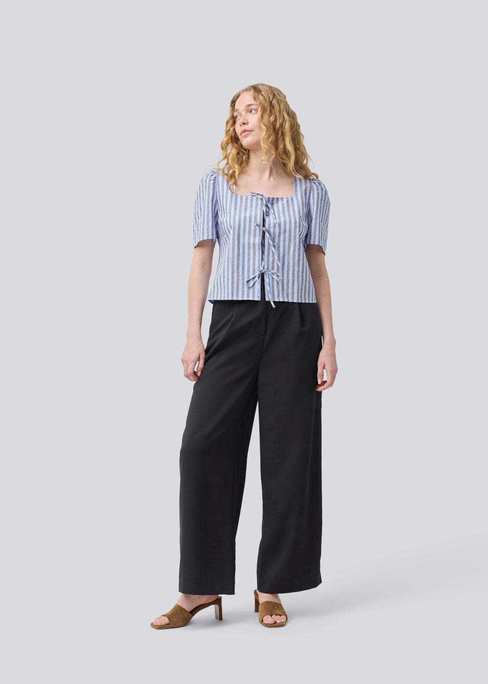 Short-sleeved top with tiband in 100% cotton. TimeMD top has a loose fit, a square neckline, and puff sleeves.