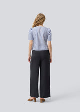 Short-sleeved top with tiband in 100% cotton. TimeMD top has a loose fit, a square neckline, and puff sleeves.