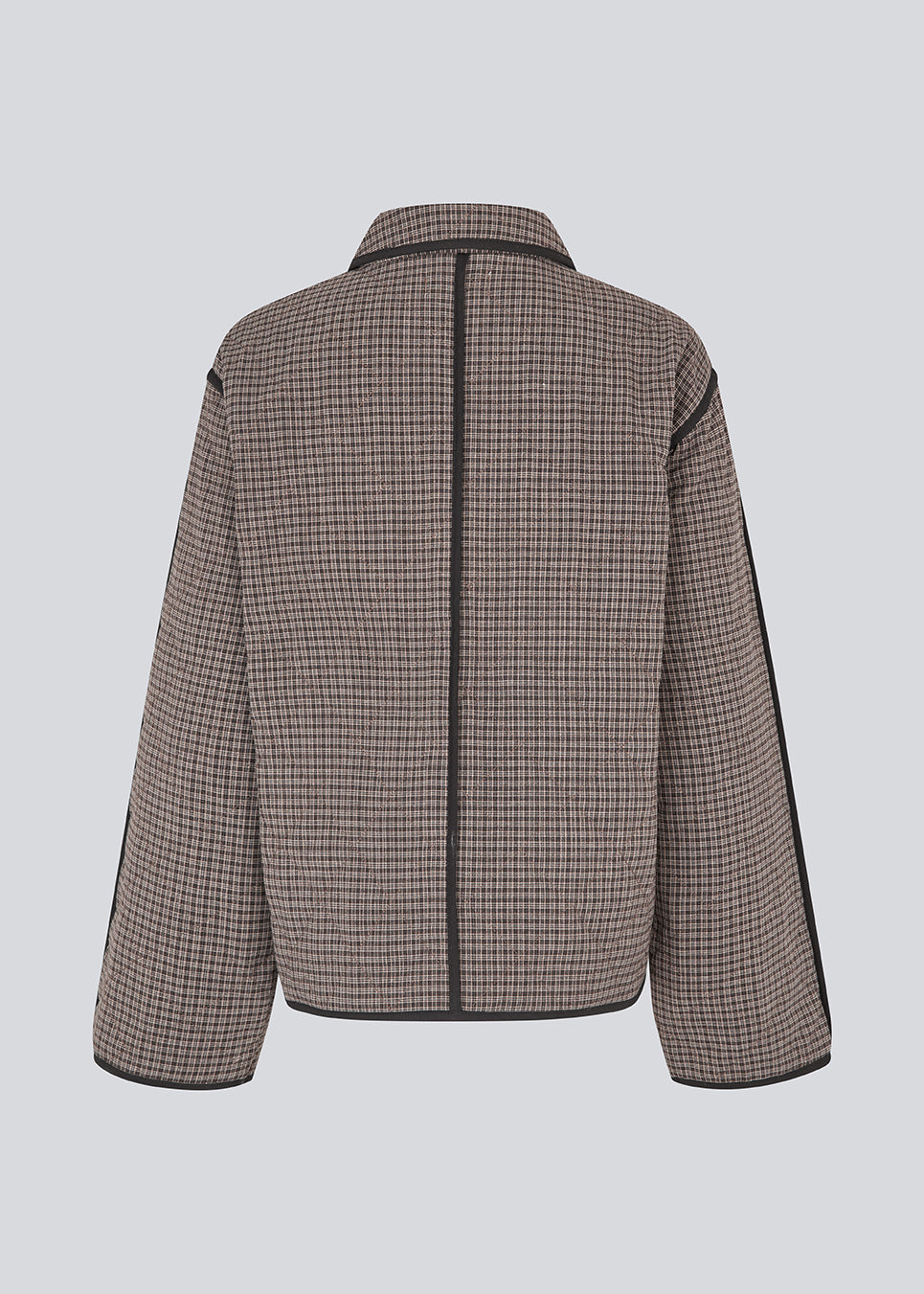 Quilted jacket with a loose fit. Ominemd jacket has a shirt collar, button closure, and two front pockets. 