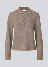 Knitted polo in brown with long, wide sleeves. Treemd polo has a placket closure and 4 buttons. 
