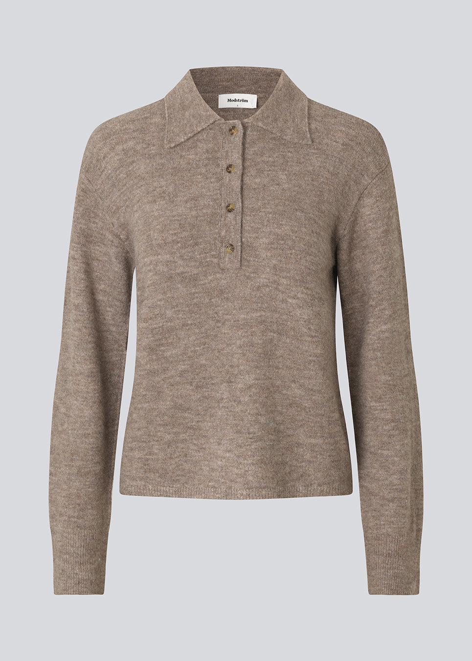 Knitted polo in brown with long, wide sleeves. Treemd polo has a placket closure and 4 buttons. 