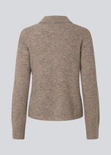 Knitted polo in brown with long, wide sleeves. Treemd polo has a placket closure and 4 buttons. 