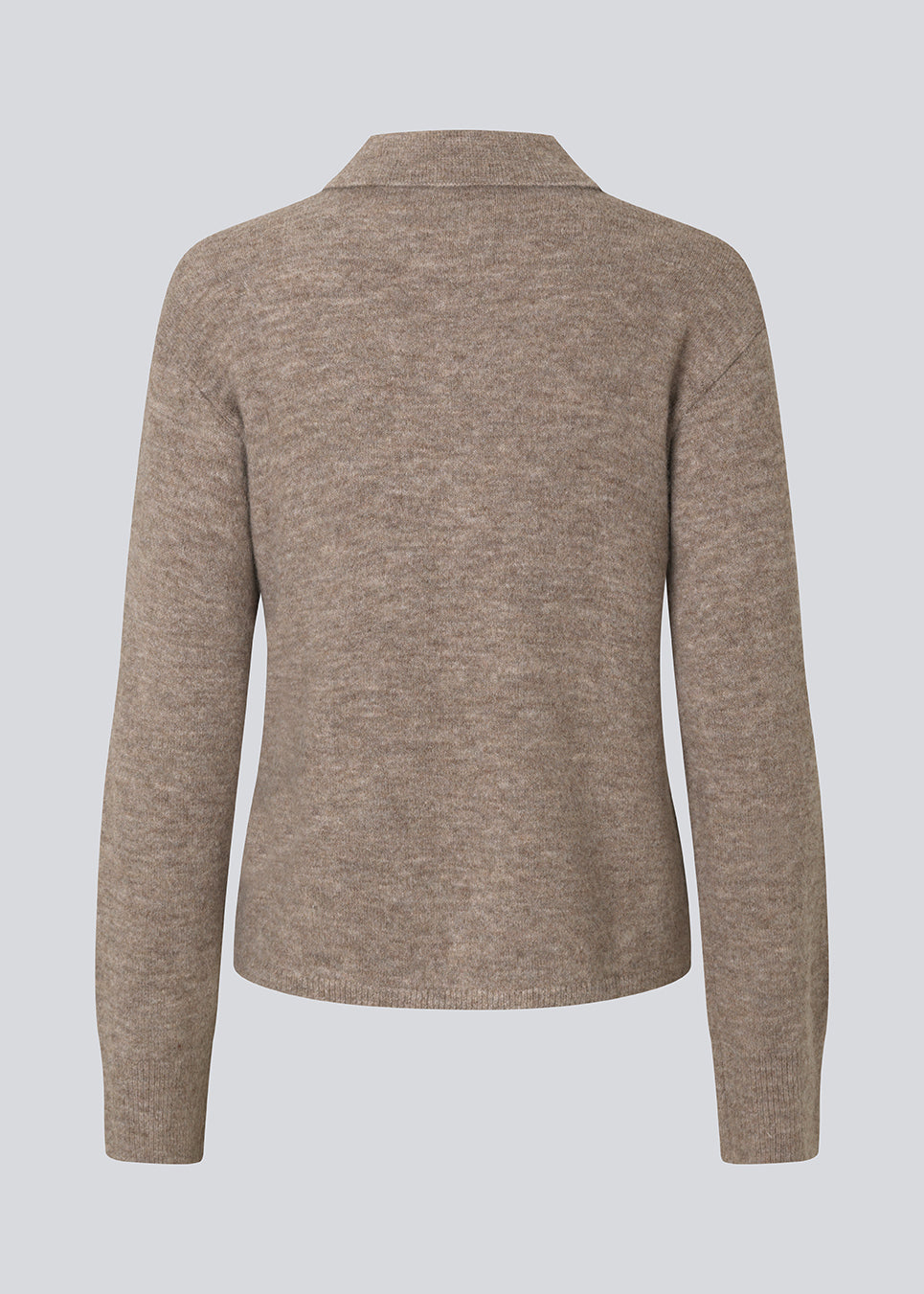 Knitted polo in brown with long, wide sleeves. Treemd polo has a placket closure and 4 buttons. 