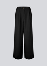 Suit pants in black with pleats in classic gale material. Galemd wide pants have wide legs and side pockets. 