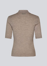 Short-sleeved polo in brown made from 100% rib-knit wool. The HirokiMD SS Polo combines timeless elegance with relaxed comfort. The soft, ribbed texture drapes beautifully on the body, while the collar and button closure allow you to adjust the look. 