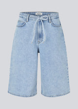 Shorts with wide legs in cotton denim. IsoldeMD long shorts has a high waist, front and back pockets and a tie band at the waist.