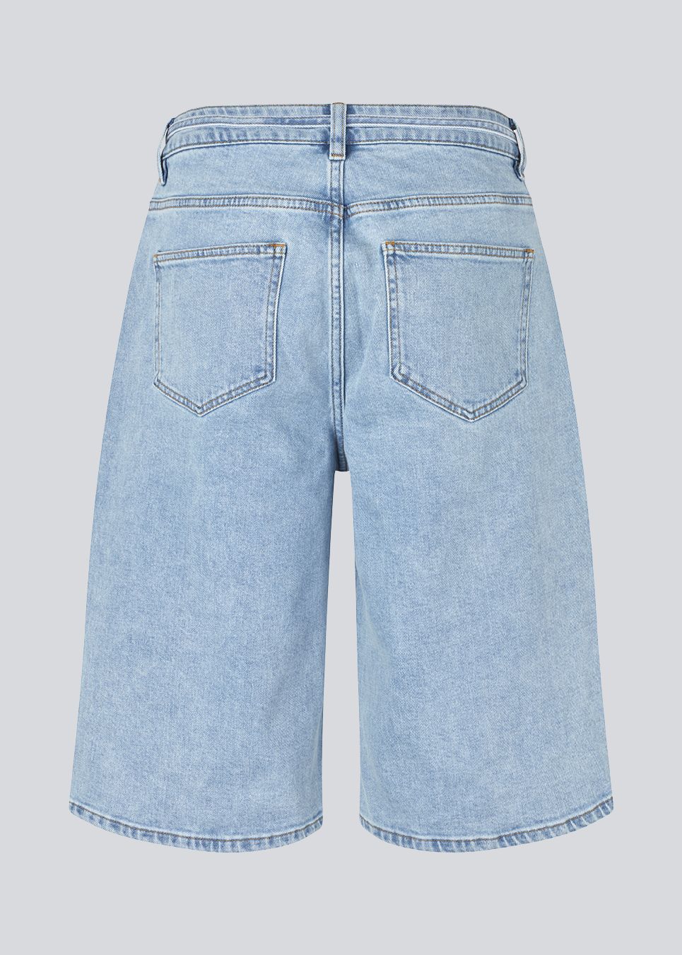 Shorts with wide legs in cotton denim. IsoldeMD long shorts has a high waist, front and back pockets and a tie band at the waist.