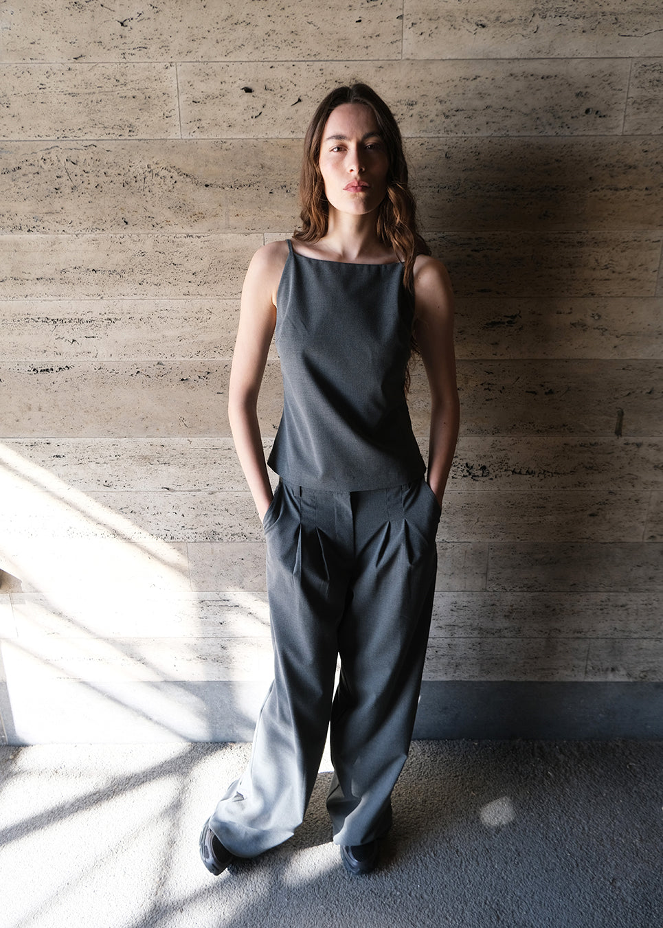 Sleeveless top with thin straps. Tuesdaysmd top has an open back and adjustable straps. The model is 175 cm and wears a size s/36.