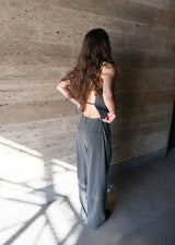 Sleeveless top with thin straps. Tuesdaysmd top has an open back and adjustable straps. The model is 175 cm and wears a size s/36.