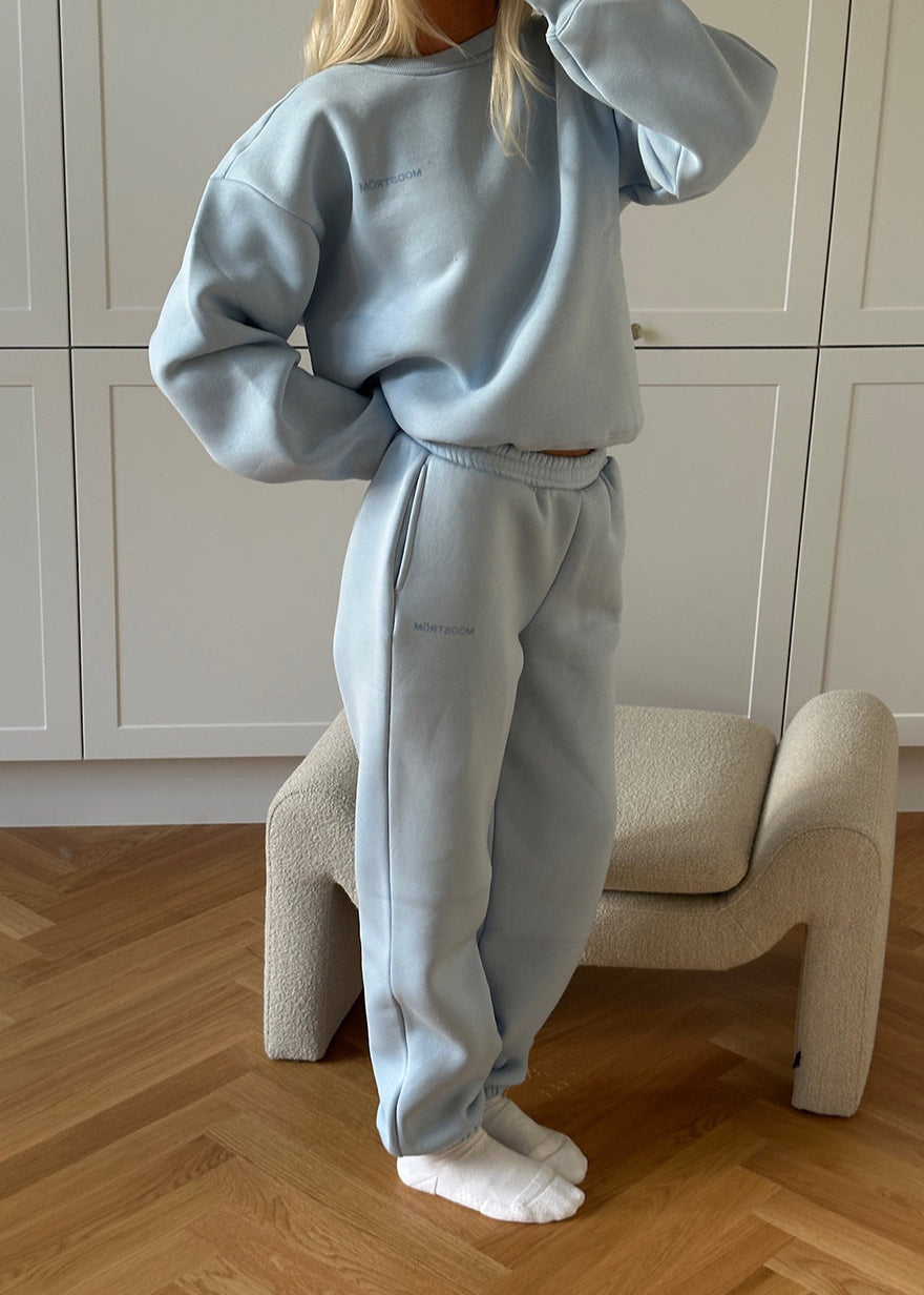 Sweatpants in light blue/baby blue with logo in a cotton mixture. TiaMD pants has sidepockets, tieband and an elastic in the bottom and waist. 