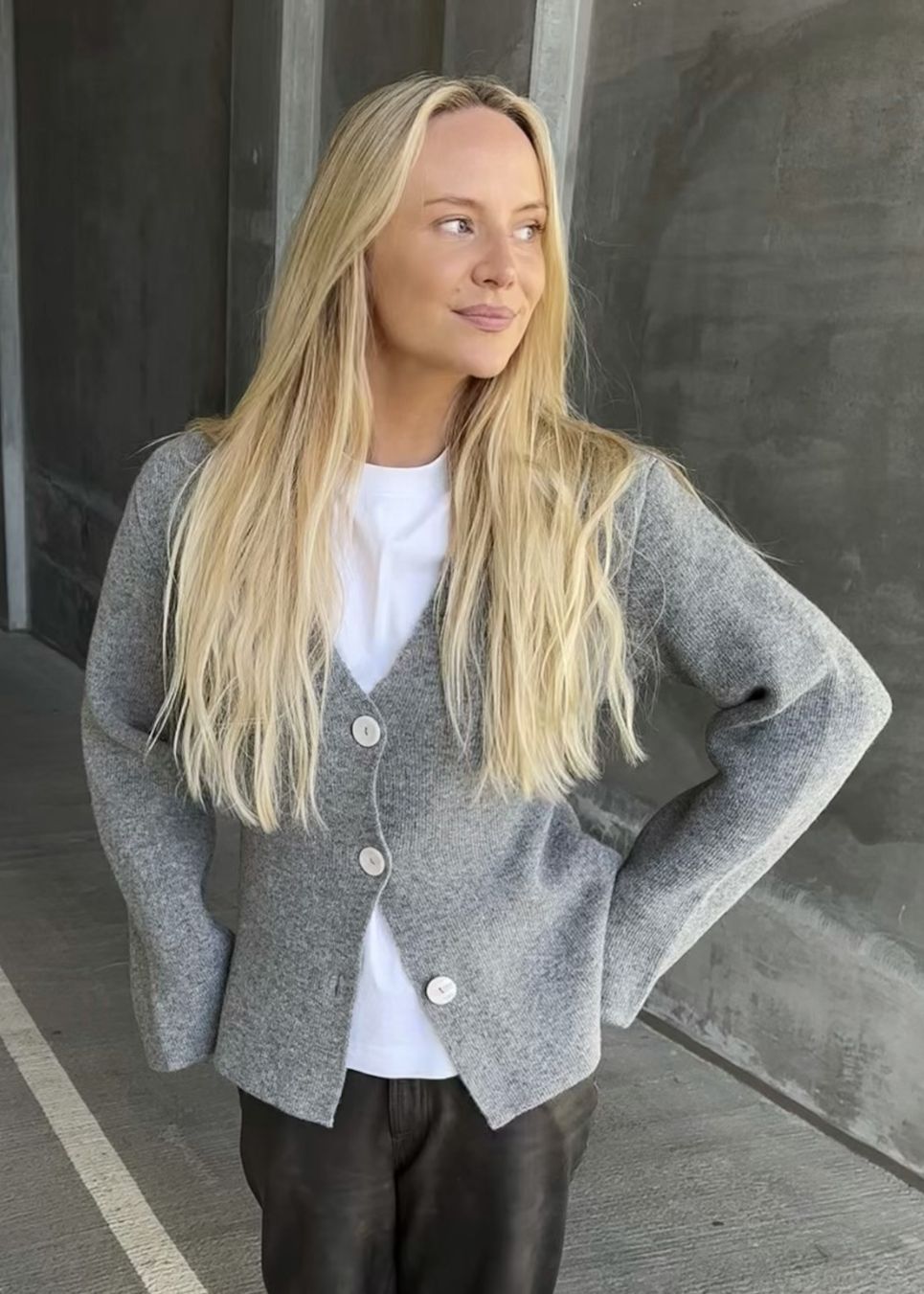 Flat knitted cardigan in grey with a V-neck in 100% wool. KlaytonMD cardigan is fitted and has long wide sleeves and buttons in the front. 