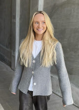 Flat knitted cardigan in grey with a V-neck in 100% wool. KlaytonMD cardigan is fitted and has long wide sleeves and buttons in the front. 