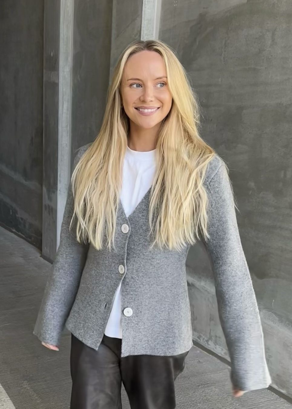 Flat knitted cardigan in grey with a V-neck in 100% wool. KlaytonMD cardigan is fitted and has long wide sleeves and buttons in the front. 