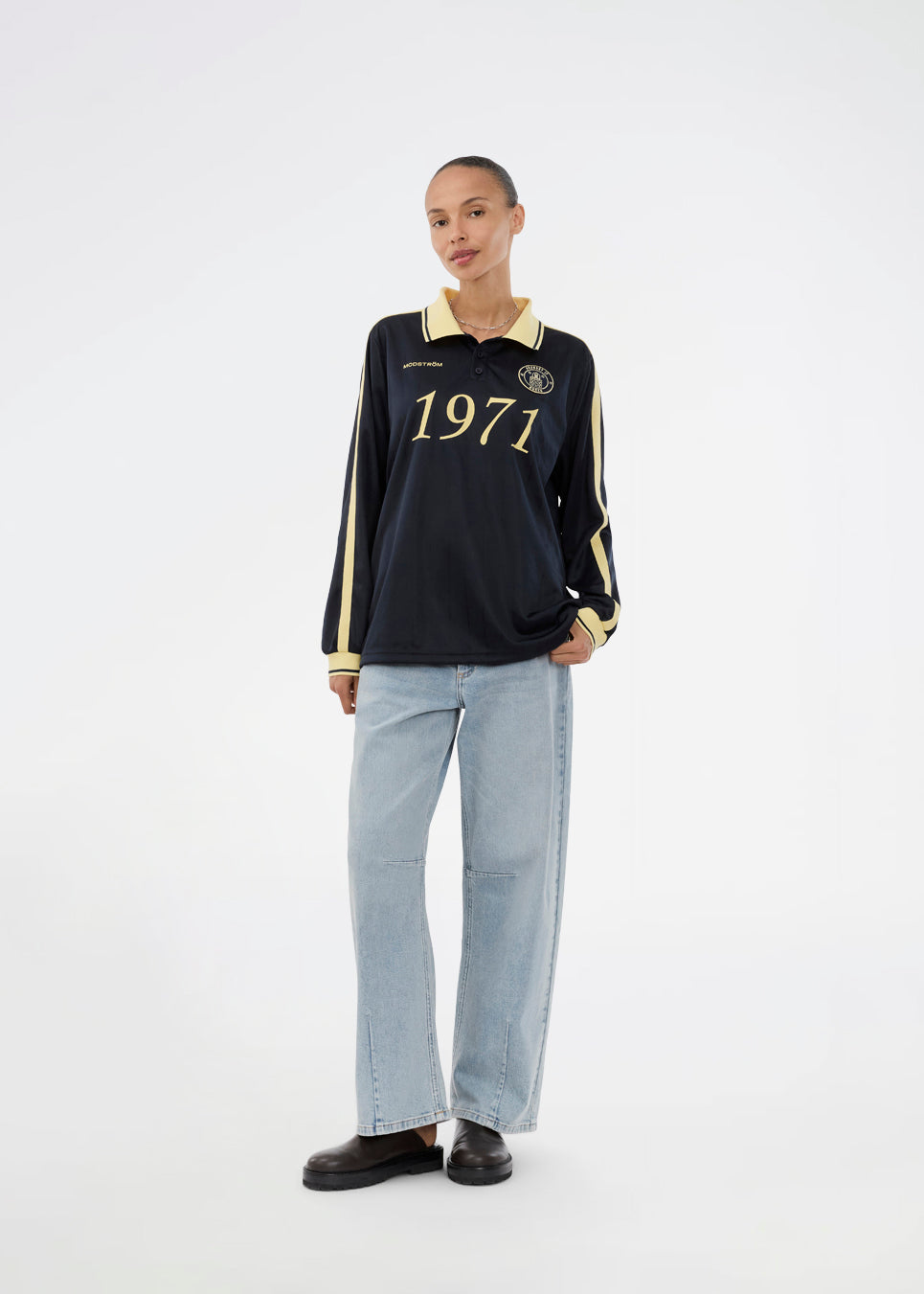 Football jersey made in collaboration with the Danish football team Brøndby Women. The 1971 Polo in navy with yellow details features a loose fit, with a placket closure and collar, as well as long sleeves that have ribbed cuffs. The polo features Brøndby Women and Modström logos on the chest.