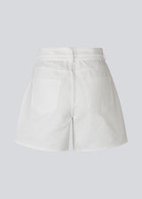 Stylish white cotton shorts. The AggiMD Shorts are long and feature classic details such as pockets, belt loops, a button-and-zip fly closure, and a drawstring belt at the waist. A modern and relaxed choice for summer outfits.