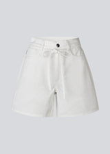 Stylish white cotton shorts. The AggiMD Shorts are long and feature classic details such as pockets, belt loops, a button-and-zip fly closure, and a drawstring belt at the waist. A modern and relaxed choice for summer outfits.
