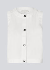 Sleeveless denim top with silver buttons. The AggiMD Solid Top has a relaxed fit with a round neckline. A modern and casual top that combines classic denim with stylish details.