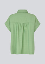 Short-sleeve shirt in a lightweight fabric. The AidaMD Shirt features classic details such as a collar and button closure. A timeless and elegant shirt, perfect for both everyday wear and more sophisticated looks.