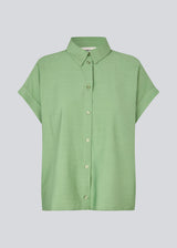 Short-sleeve shirt in a lightweight fabric. The AidaMD Shirt features classic details such as a collar and button closure. A timeless and elegant shirt, perfect for both everyday wear and more sophisticated looks.