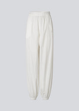 Balloon pants in 100% organic cotton. The AkselMD Pants feature side pockets and elastic at the waist and ankles, creating a balloon effect. Chic and stylish pants, perfect for both everyday wear and more dressed-up looks.