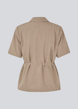 Short-sleeve blazer with a waist tie for a flattering fit. The AlayaMD SS Blazer features a classic notched collar, button closure, and pockets. A modern and elegant choice that combines timeless design with a feminine silhouette.