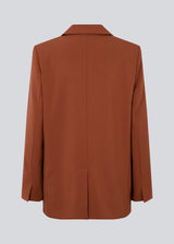 Oversized blazer in the color maple with a drapy fit. AnkerMD blazer has collar and notch lapels with a single button closure. Flap welt front pockets. Slits on cuffs and single back vent. Lined.