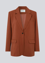 Oversized blazer in the color maple with a drapy fit. AnkerMD blazer has collar and notch lapels with a single button closure. Flap welt front pockets. Slits on cuffs and single back vent. Lined.
