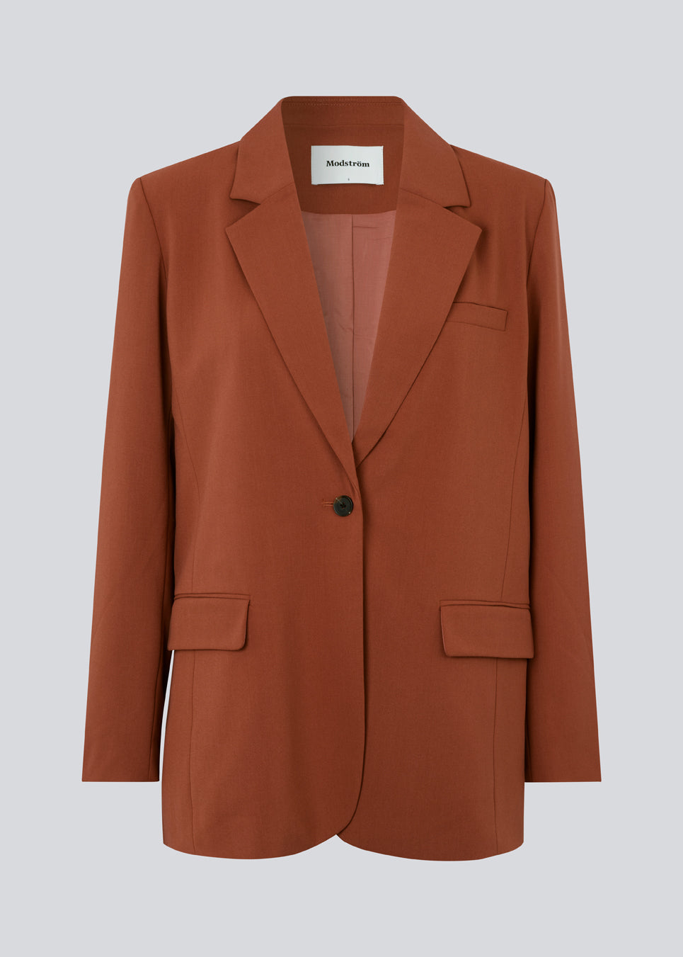 Oversized blazer in the color maple with a drapy fit. AnkerMD blazer has collar and notch lapels with a single button closure. Flap welt front pockets. Slits on cuffs and single back vent. Lined.