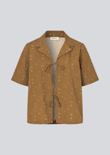 Short-sleeve shirt with a unique print. The ApricotMD Print Shirt features a collar and front tie closures and is made from 100% organic cotton. A light and modern shirt, perfect for summery and relaxed looks.