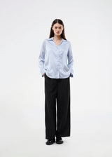 Elegant shirt in a shiny jacquard print. The BeaMD Shirt features a collar, V-neckline, button closure, cuffed sleeves, and shorter side seams - a versatile and exclusive statement top with a modern, sophisticated look.