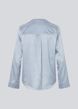 Elegant shirt in a shiny jacquard print. The BeaMD Shirt features a collar, V-neckline, button closure, cuffed sleeves, and shorter side seams - a versatile and exclusive statement top with a modern, sophisticated look.