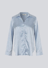 Elegant shirt in a shiny jacquard print. The BeaMD Shirt features a collar, V-neckline, button closure, cuffed sleeves, and shorter side seams - a versatile and exclusive statement top with a modern, sophisticated look.