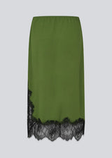 Edgy midi skirt with contrasting lace. The BirkMD Skirt features an elastic waistband and a relaxed, flattering fit - a cool and feminine style, made from 100% recycled polyester.