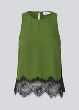 Edgy top with lace detailing. The BirkMD Top features a high, round neckline, is sleeveless, and has a relaxed fit - the contrasting lace adds a cool and feminine touch, made from 100% recycled polyester.