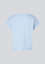 T-shirt in organic cotton with a sligthly cropped length. BrazilMD short t-shirt has a rounder neck and rolled up sleeves. The model is 177 cm and wears a size S/36.