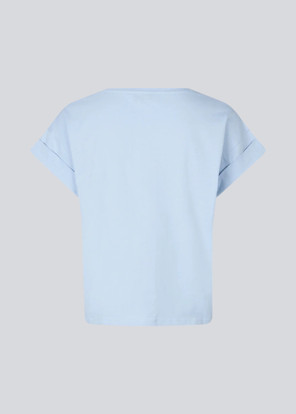 T-shirt in organic cotton with a sligthly cropped length. BrazilMD short t-shirt has a rounder neck and rolled up sleeves. The model is 177 cm and wears a size S/36.