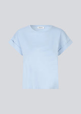 T-shirt in organic cotton with a sligthly cropped length. BrazilMD short t-shirt has a rounder neck and rolled up sleeves. The model is 177 cm and wears a size S/36.