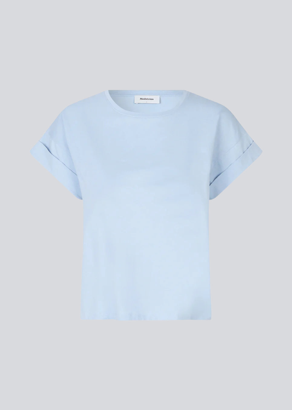 T-shirt in organic cotton with a sligthly cropped length. BrazilMD short t-shirt has a rounder neck and rolled up sleeves. The model is 177 cm and wears a size S/36.