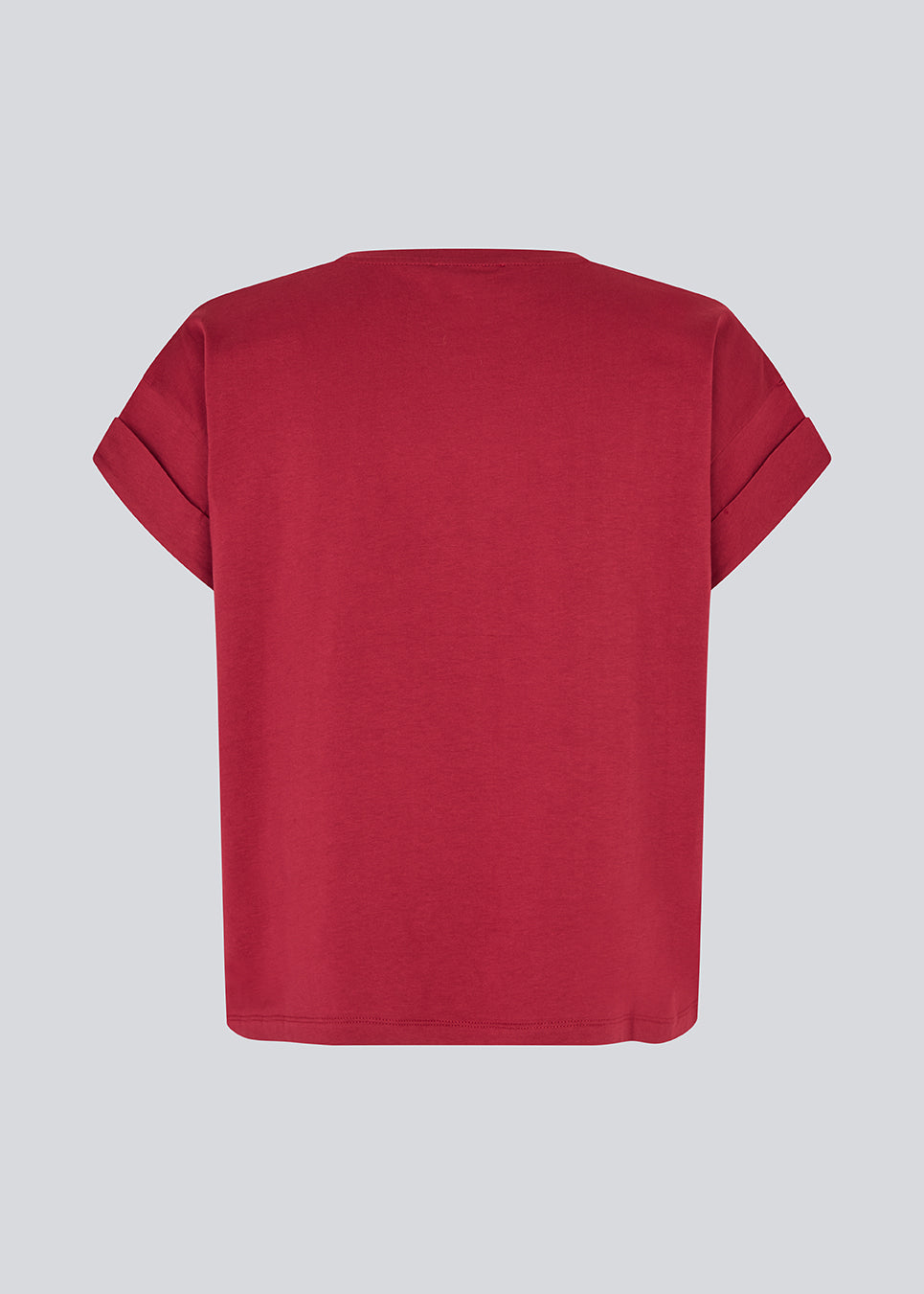 T-shirt in organic cotton in dark red with a slightly cropped length. BrazilMD short t-shirt has a rounder neck and rolled up sleeves. 