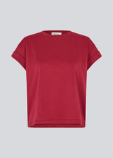 T-shirt in organic cotton in dark red with a slightly cropped length. BrazilMD short t-shirt has a rounder neck and rolled up sleeves. 