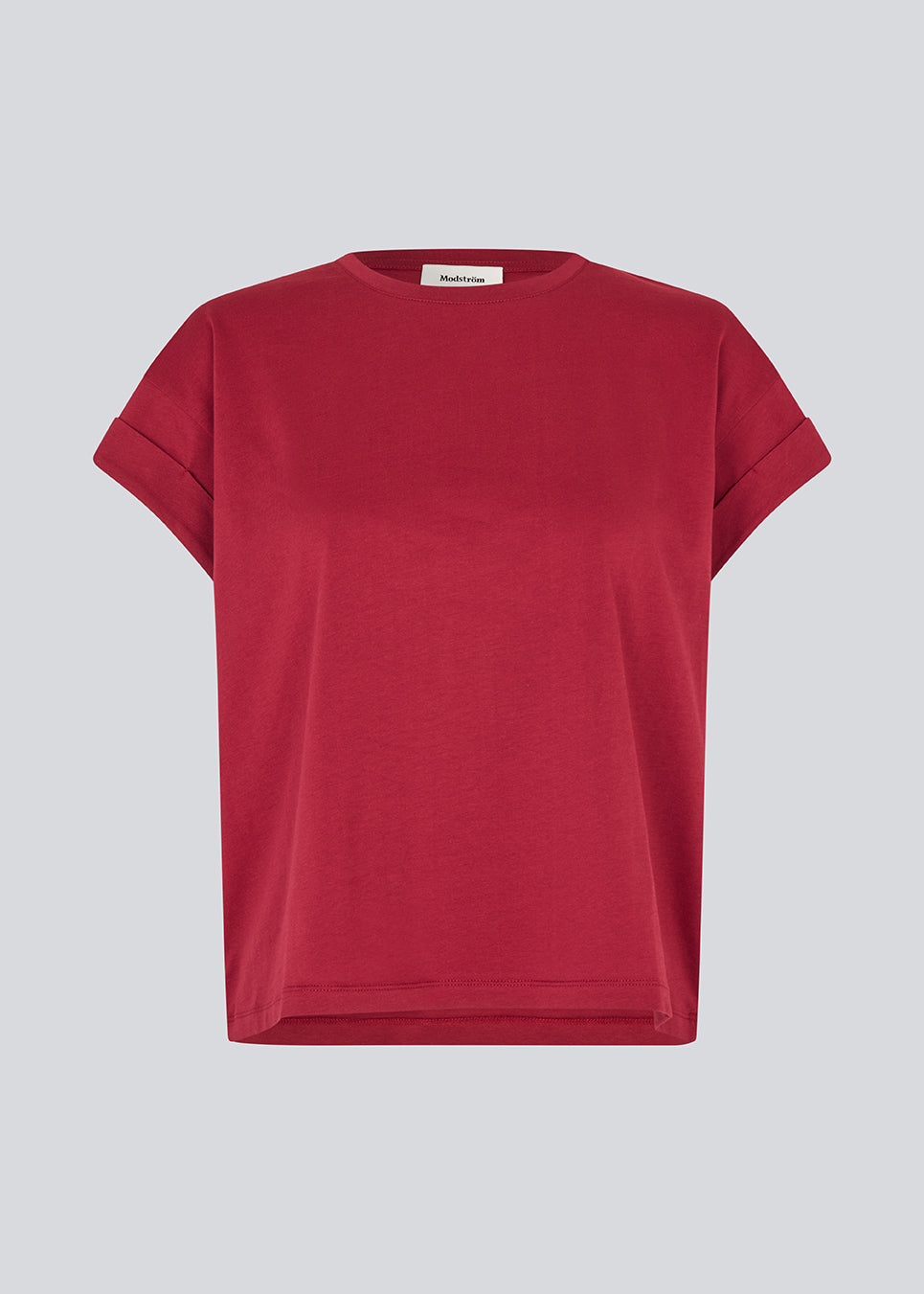 T-shirt in organic cotton in dark red with a slightly cropped length. BrazilMD short t-shirt has a rounder neck and rolled up sleeves. 