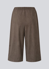 Bermuda shorts in soft faux suede. The BritneyMD Long Shorts are a super cool and edgy style with a knee-length cut, relaxed fit, and elastic waistband - a chic and comfortable must-have for effortless summer looks.