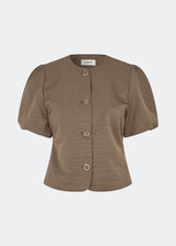 Short-sleeved blazer with a feminine, tailored silhouette. The CirkelMD SS Blazer features a round neckline, short voluminous puff sleeves, and decorative front button closure. Crafted in a lightly textured fabric, it can be worn as both a top and a lightweight jacket, making it ideal for special occasions or an elevated everyday look.