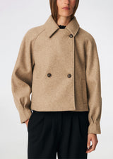 Short jacket with a timeless, sophisticated aesthetic. Cleamd jacket features a relaxed, slightly boxy silhouette with a double-breasted button closure, classic collar, and raglan sleeves for a soft and comfortable fit. Discreet side pockets and clean lines enhance the minimalist design, while the cropped length makes it perfect for both everyday wear and more polished looks.