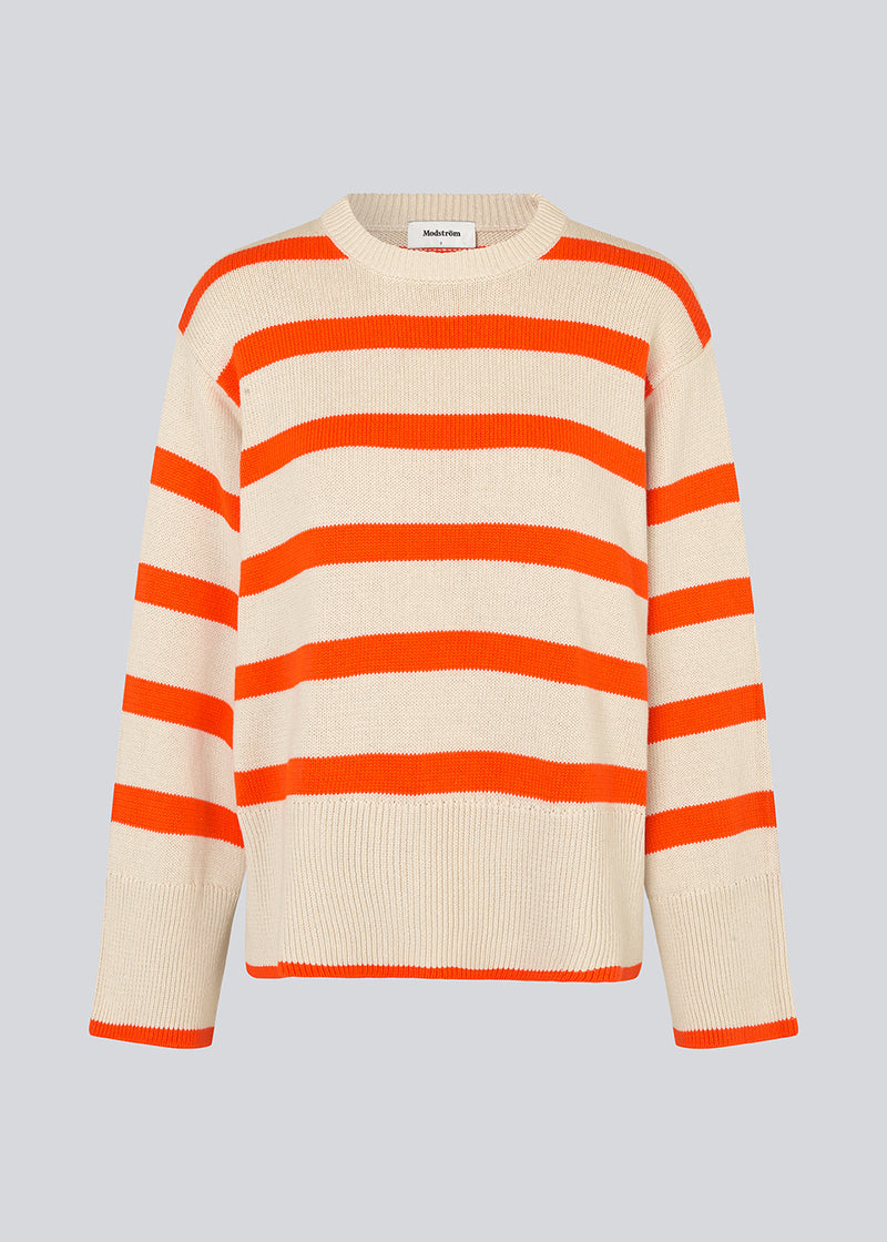 Fine-knitted oversized jumper knitted from cotton in beige with red stripes. CorbinMD stripe o-neck has ribbed round neckline, long wide sleeves, and wide ribbing at cuffs and hem.