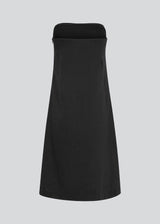 Strapless dress with an A-line shape with midi length. CydneyMD tube dress is designed in cotton with a silicone band at the top, and a hidden zipper at one side. The model is 175 cm and wears a size S/36.