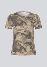 Fitted basic T-shirt in a cool camouflage print. The DaeMD Print T-Shirt features a round neckline, short sleeves, and elastic fabric that creates a close, body-hugging fit. A modern and sporty T-shirt, perfect for everyday and casual looks.