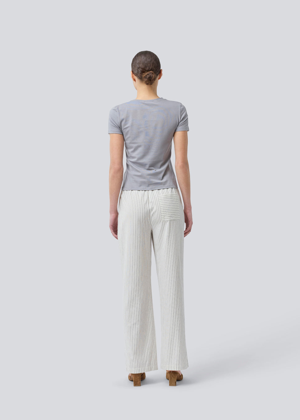 Tight fit basic top with a high and straight neckline in grey. DaeMD top is made from a rib-knit organic cotton. The model is 177 cm and wears a size S/36.