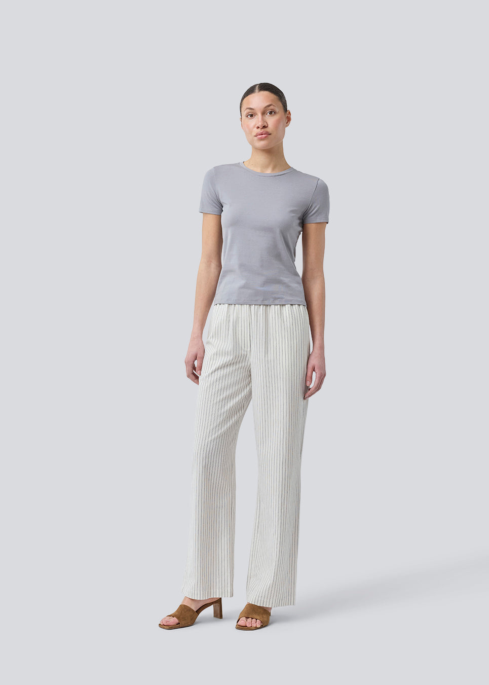 Tight fit basic top with a high and straight neckline in grey. DaeMD top is made from a rib-knit organic cotton. The model is 177 cm and wears a size S/36.