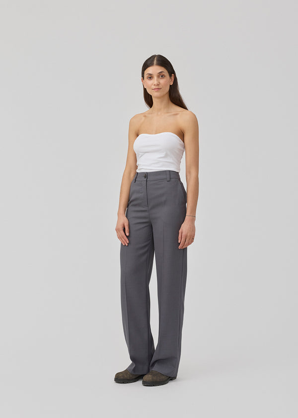 GaleMD 2 pants in grey are inspired by our classic Gale design but in light quality and slightly shorter than original Gale pants. The pants has straight, wide legs with creases for an elegant look. The model is 175 cm and wears a size S/36.